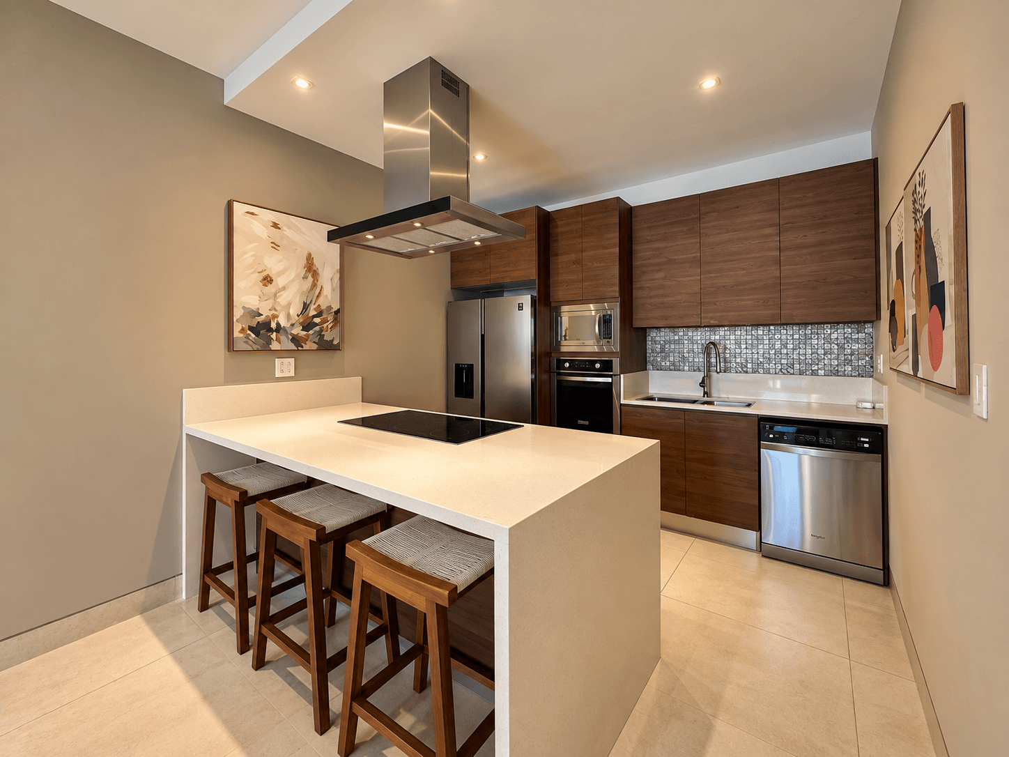 Kitchen equipped with island and wood finishes.