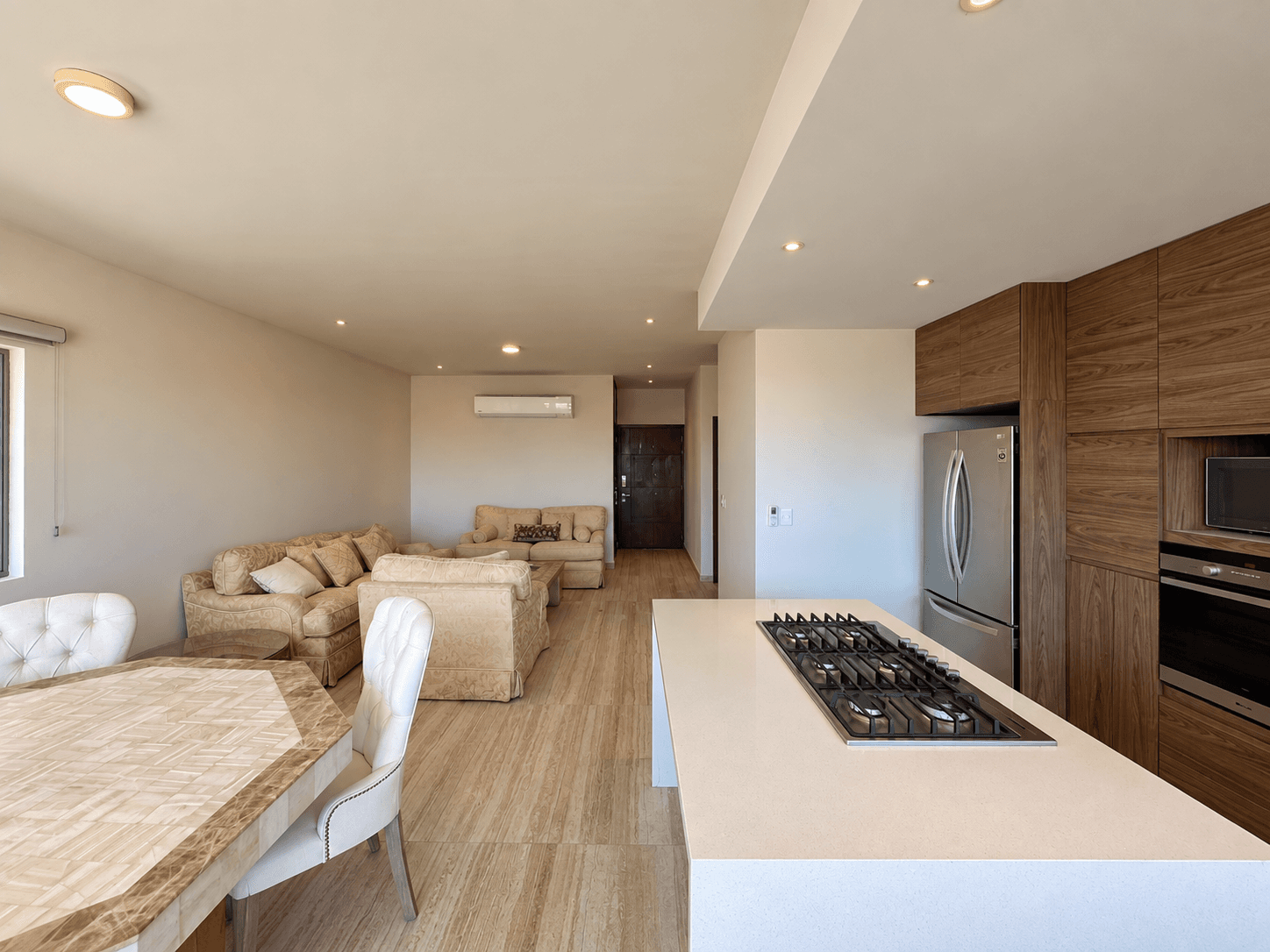 Sala y comedor con isla de cocina en concepto abierto.