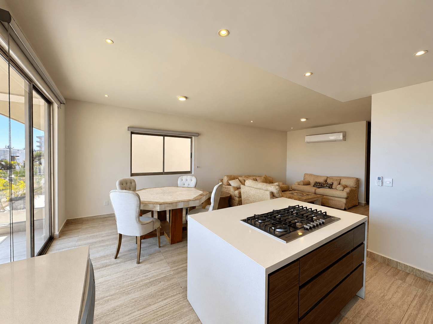Sala, comedor y cocina en un espacio abierto.