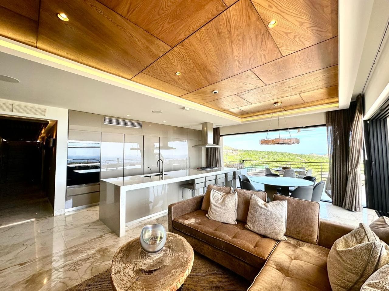 Sala y terraza con vista al mar.