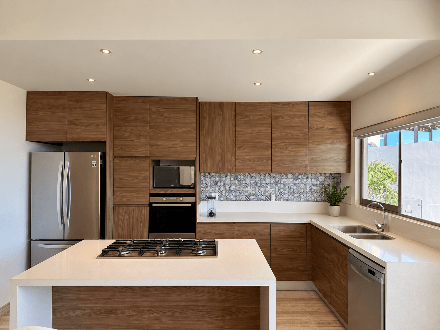 Cocina equipada con isla y horno empotrado.